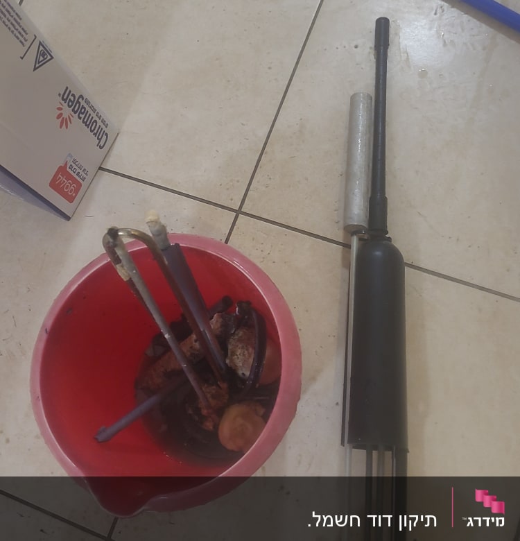 חלקי דוד שמש בדלי אדום על רצפה